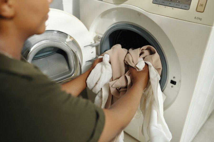 sneeuwwit linnengoed in de wasmachine