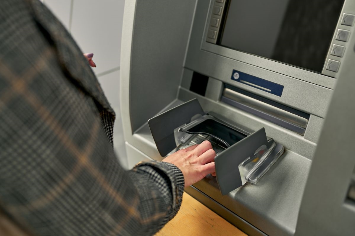 Voel aan het toetsenbord van de geldautomaat voordat u deze gebruikt. Het is mogelijk dat oplichters proberen uw kaartgegevens te stelen