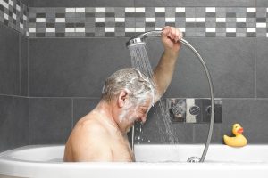 een oudere man neemt een douchen