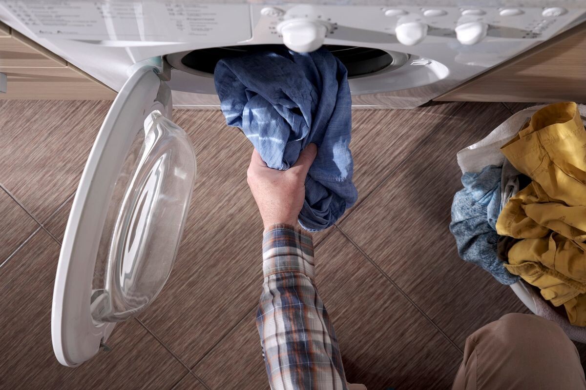 haalt de was uit de wasmachine