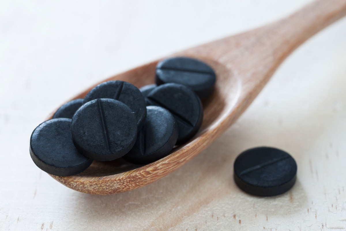 actieve kool in een lepel